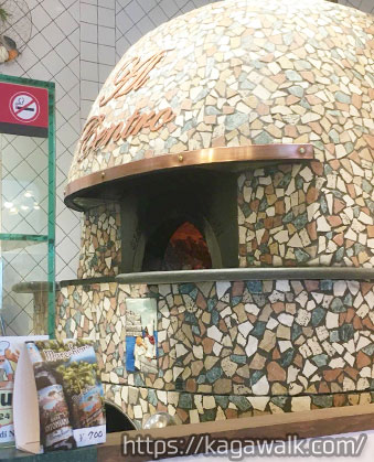 ピッツェリア アル チェントロのピザはこの薪釜で焼き上げてくれます