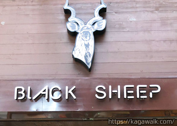 モチーフのBLACK SHEEP＝黒い羊が看板にいます。 「羊って角あったっけ？」