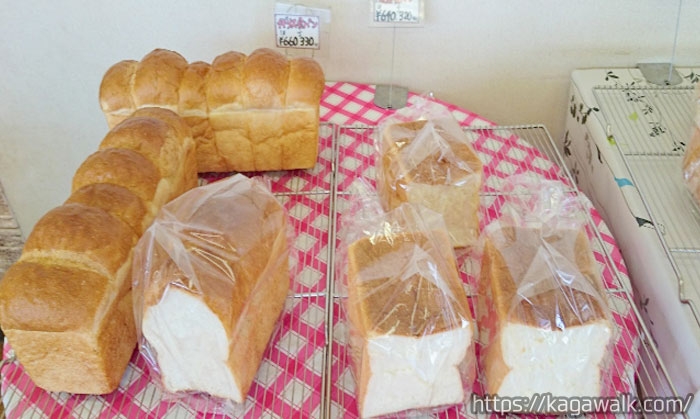 食パン系も充実してますよ。向かって左がイギリスパン。右がボンジュール食パンです。4，5，6、枚切りに会計時切ってもらえます。