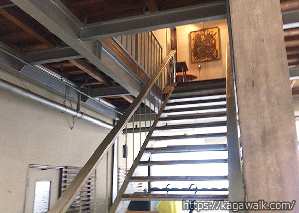 階段を上った2Fがカフェスペース。