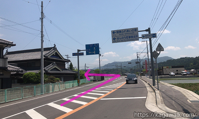 国道438号線を徳島方面に進むと、高松空港方面に続く県道17号線と交わる交差点があります。ここを左折