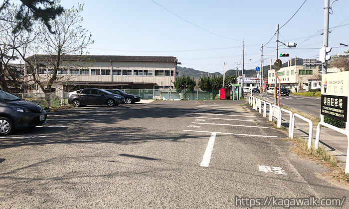 お店正面と道沿い（写真の手前側）にひむろの専用駐車場があります