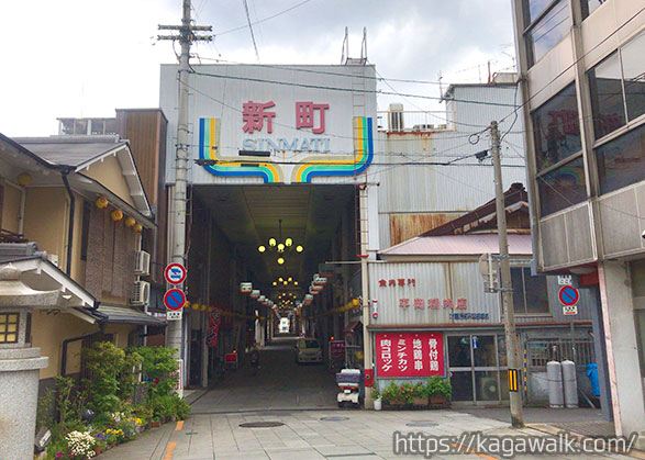 平岡精肉店は、参道すぐ近くにあります。