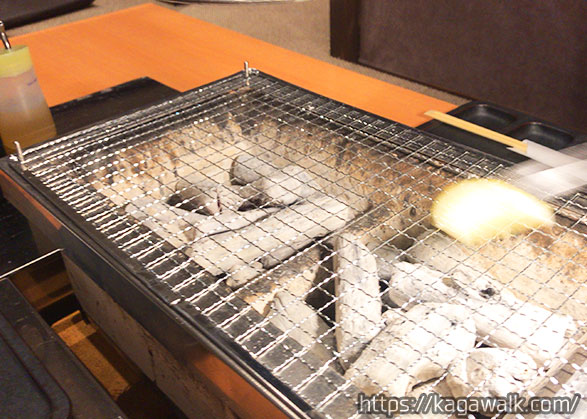さて、肉の近どうの特徴的なところは、七輪を使った炭火焼きで頂くところ！ そのため、注文後に火のついた七輪が運ばれてきます。