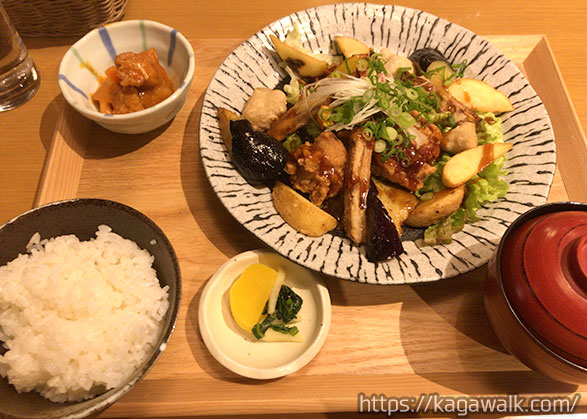 季節の野菜と鶏の黒酢餡かけ定食　1200円