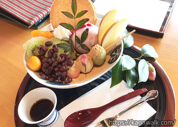春パフェ　お団子と抹茶と苺のアイス　780円