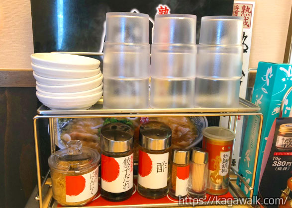 また、テーブルの上にラーメンのトッピング用がずらり！ 野沢菜醬揚げにんにく、胡椒、七味があり、お酢、お店特製のどろだれラー油、餃子用に餃子のタレが置いてあります！