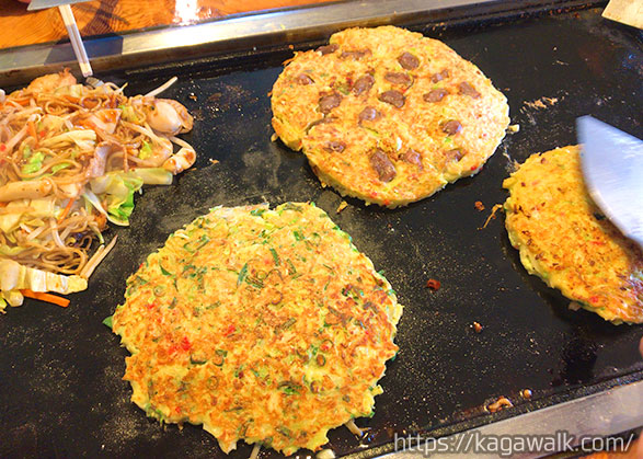 焼きます。少し小さめの鉄板ですがちゃんと同時に焼けます