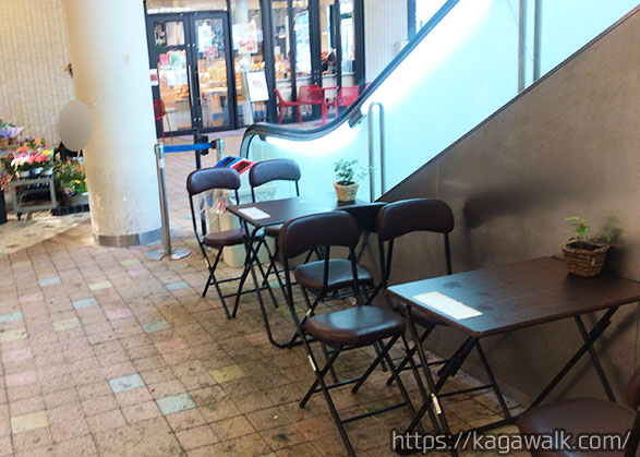 プティボヌールはテイクアウト専門店！お店の正面にカフェスペースがあるので休憩にぴったり