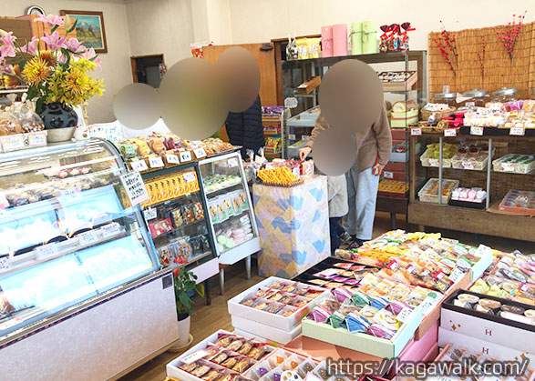 篠原菓子舗の店内にはお菓子が所せましと並んでいます！圧巻