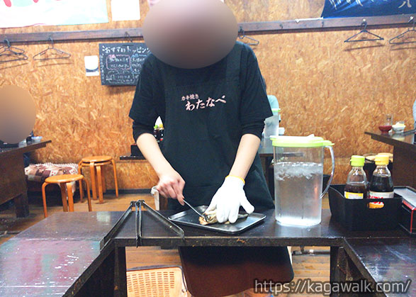 牡蠣焼きわたなべは店員さんが殻剥きしてくれる