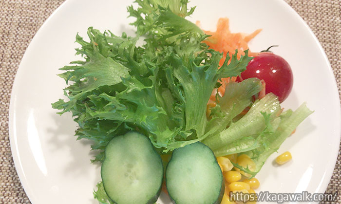 野菜サラダ　93円。 フリルレタスにきゅうりにミニトマトに人参。