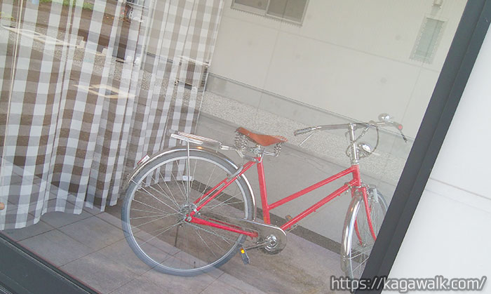 代わりに、赤い自転車が展示されてました。