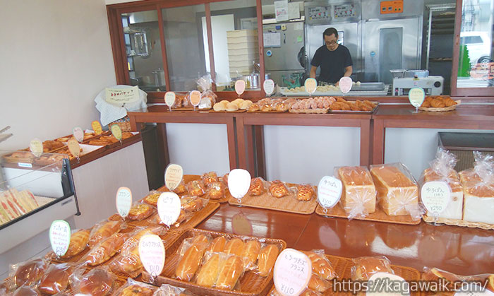 奥で店主さんがパンを作っている様子が見られます。 看板のおじさまと、完全一致です笑